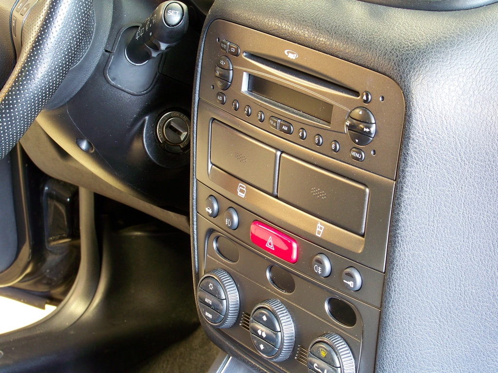 Alfa Romeo 147 Monitor Doppio Din Poneer AVH X2500bt Sound Folies (01)